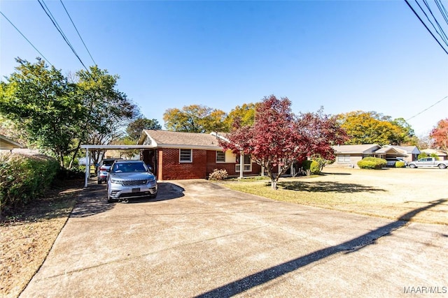 view of front of home featuring a front lawn and a carport