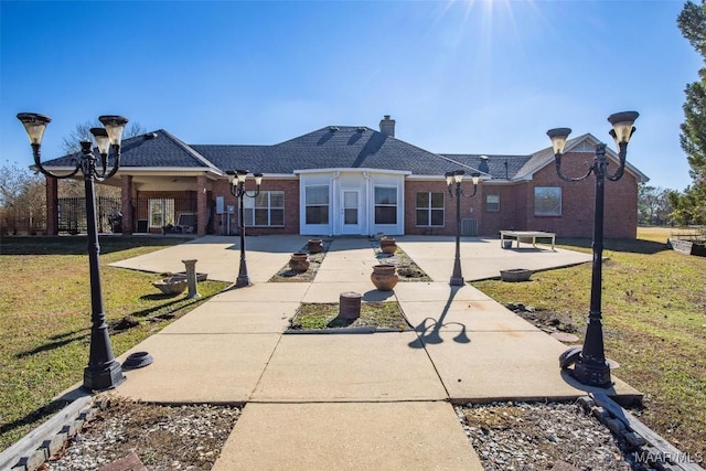 ranch-style house featuring a front lawn