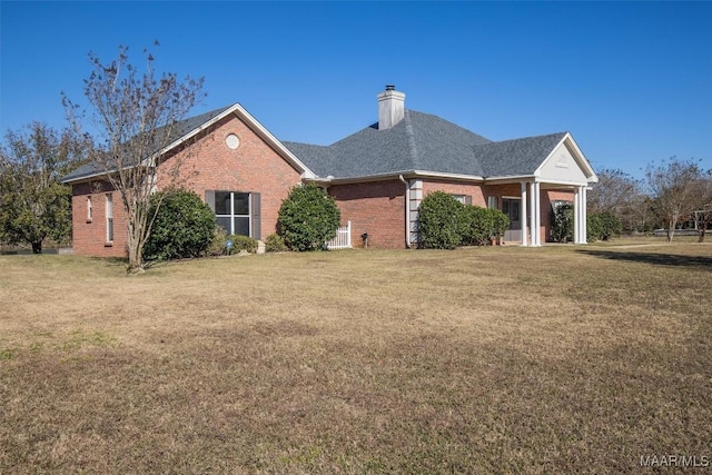 ranch-style home featuring a front lawn