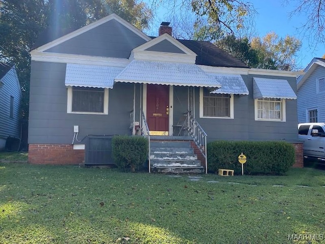 view of front of house featuring a front lawn