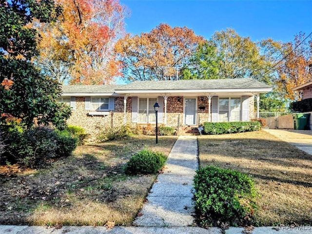 ranch-style home featuring a front lawn