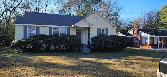 view of front facade featuring a front lawn