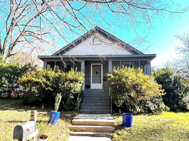 view of front facade with a front lawn