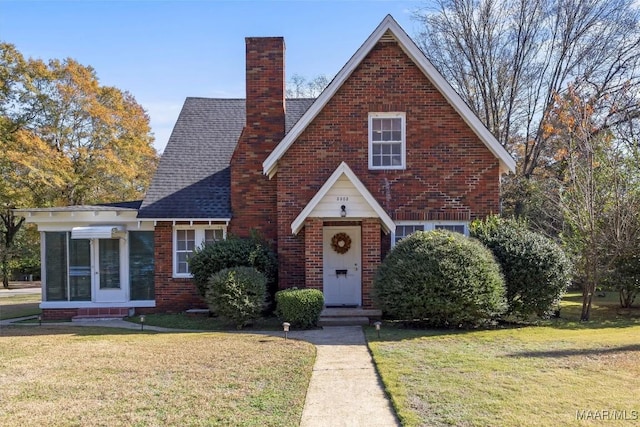 view of front facade featuring a front lawn