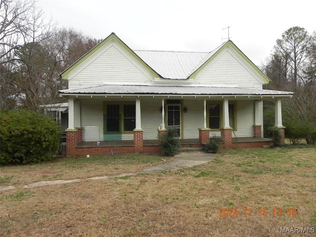 view of front of property featuring covered porch and a front lawn