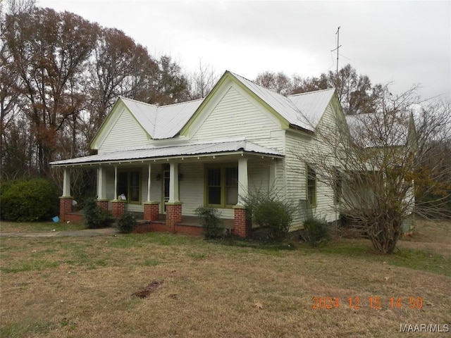 country-style home with a porch and a front lawn