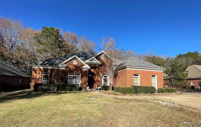 view of front of house with a front lawn