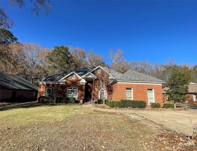 view of front of house featuring a front yard