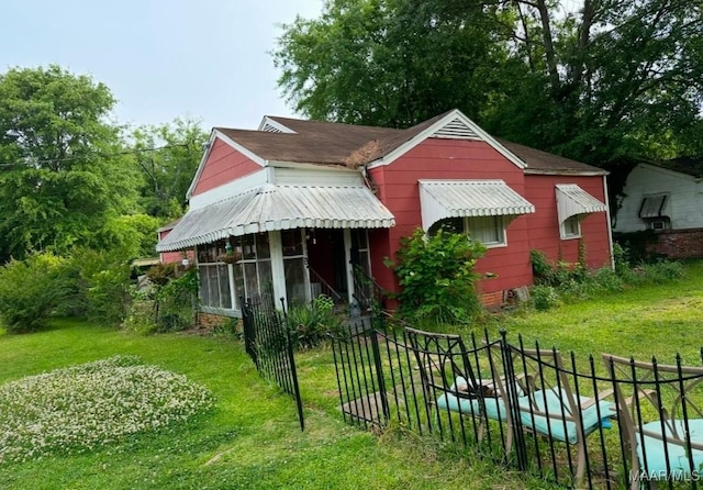 view of front of property featuring a front lawn