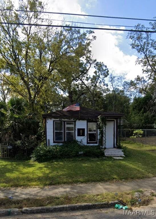 view of front of property featuring a front yard