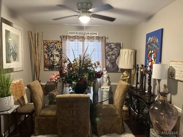 dining space with ceiling fan