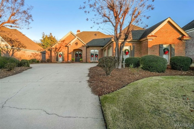 view of front facade with a front yard