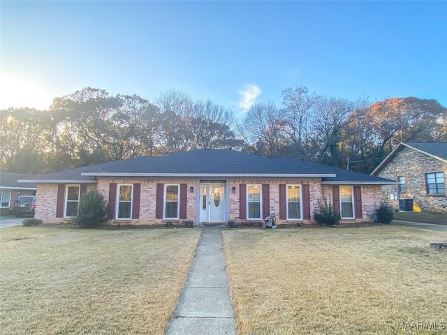 single story home with a front lawn