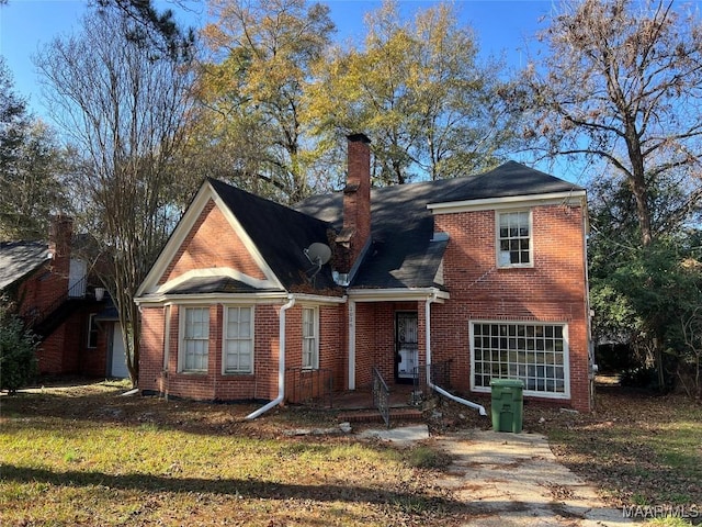 view of front facade with a front yard