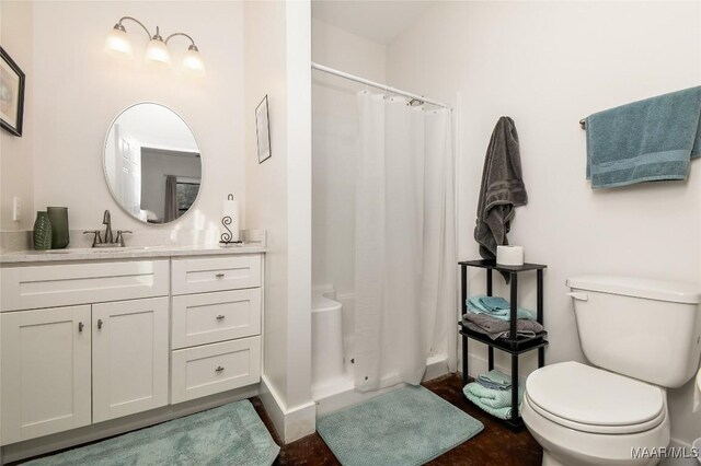 bathroom featuring a shower with curtain, vanity, and toilet