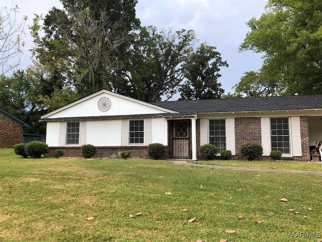 ranch-style home featuring a front lawn