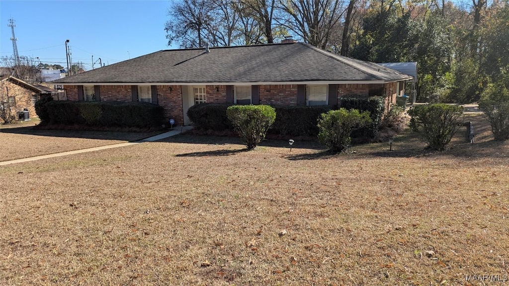 single story home featuring a front yard