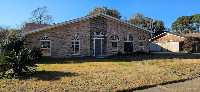 view of front of home featuring a front yard