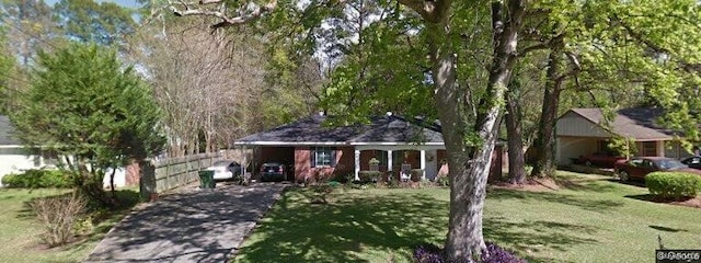 ranch-style house featuring a front lawn