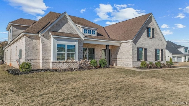 view of front of home featuring a front lawn