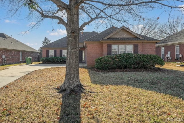 ranch-style home featuring a front lawn