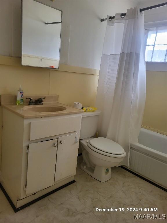 full bathroom with toilet, shower / bath combo with shower curtain, and vanity