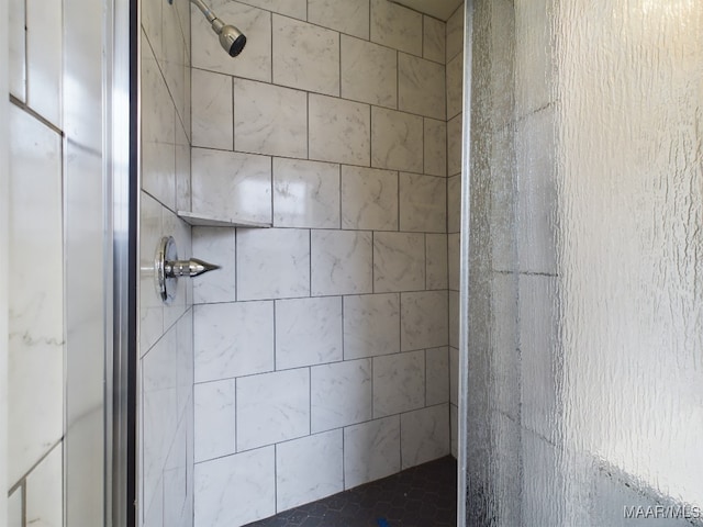 bathroom featuring a tile shower