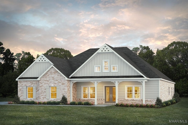 view of front facade with a lawn