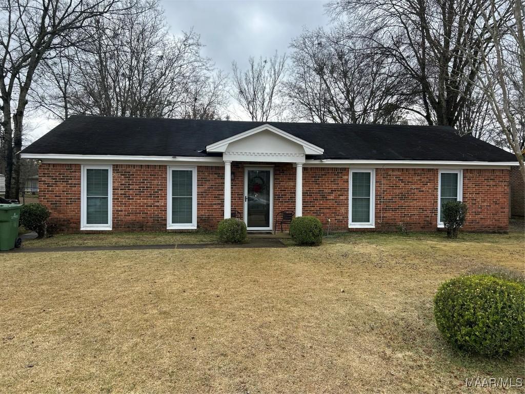 single story home featuring a front lawn