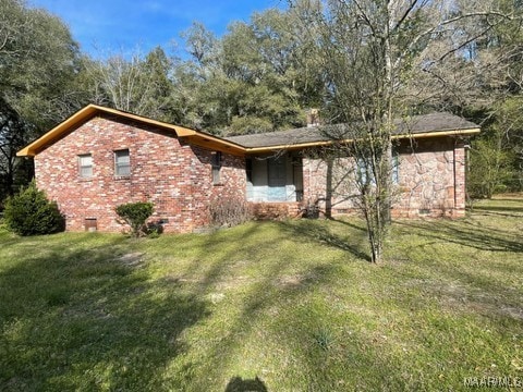 ranch-style home with a front yard