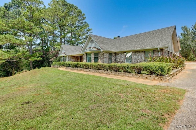 single story home featuring a front lawn