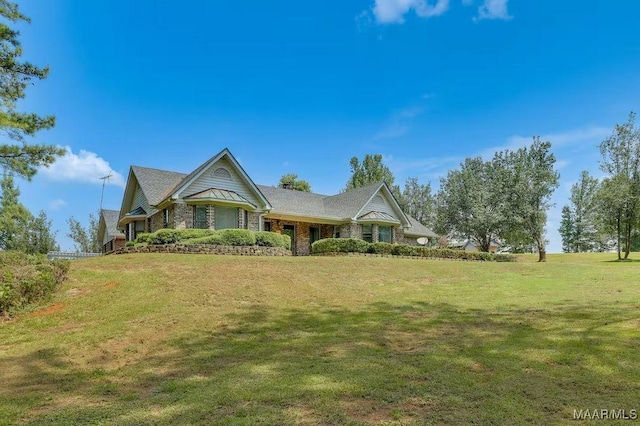 view of front facade with a front yard