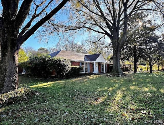 ranch-style house featuring a front lawn