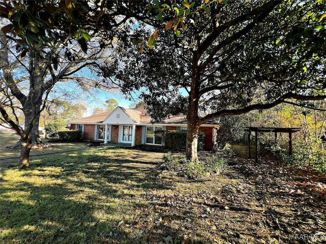 ranch-style home with a front yard