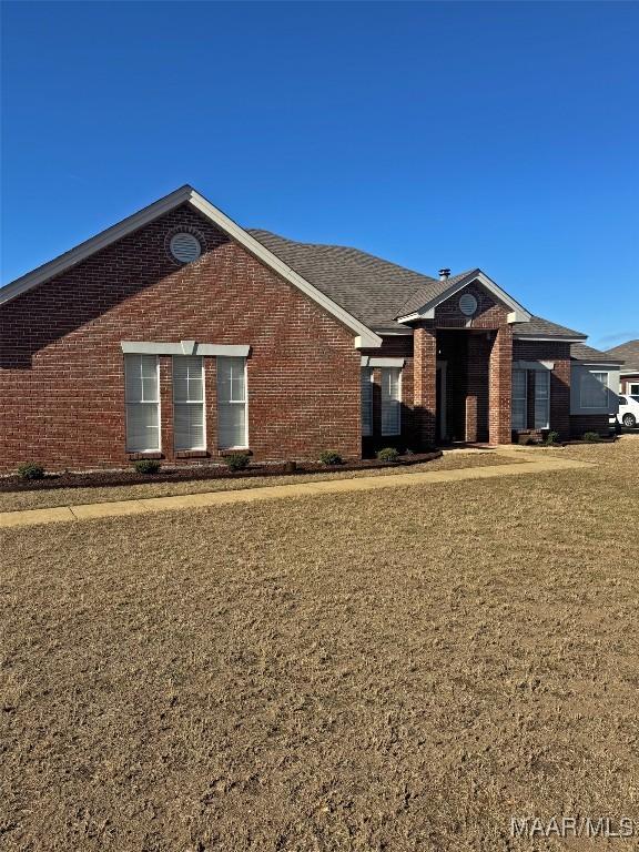 ranch-style home with a front yard