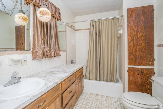 full bathroom with vanity, backsplash, toilet, shower / bathtub combination with curtain, and a textured ceiling