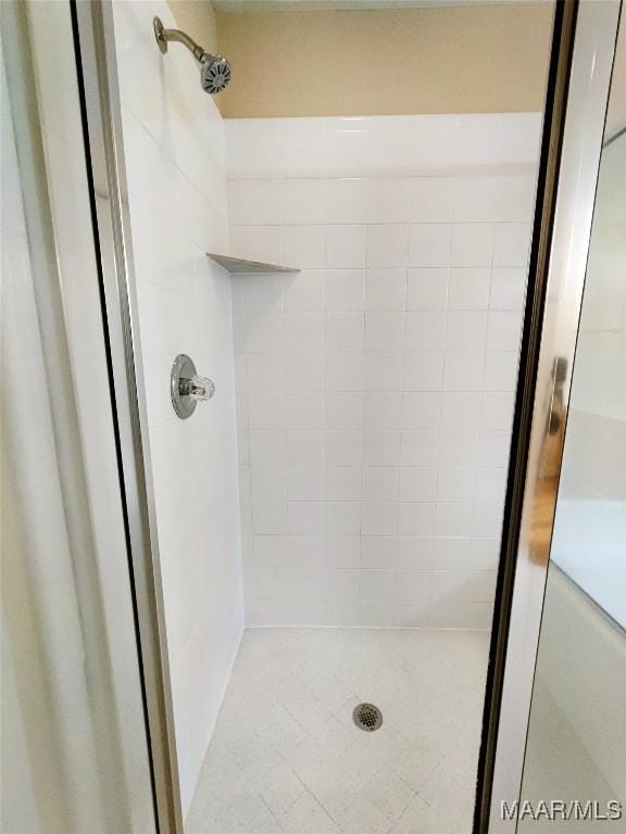 bathroom featuring a tile shower