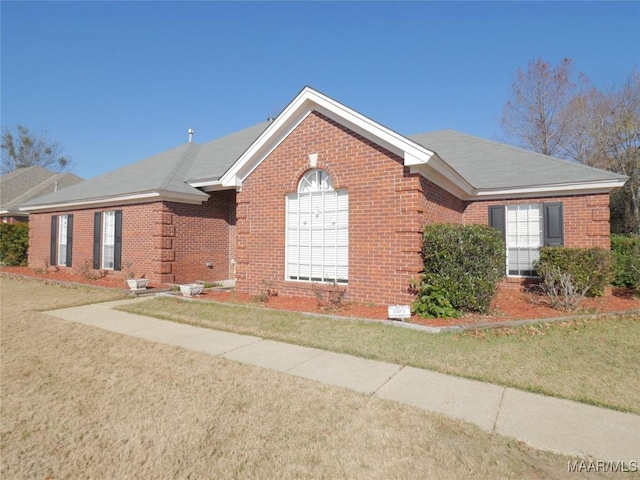 view of front of property with a front yard