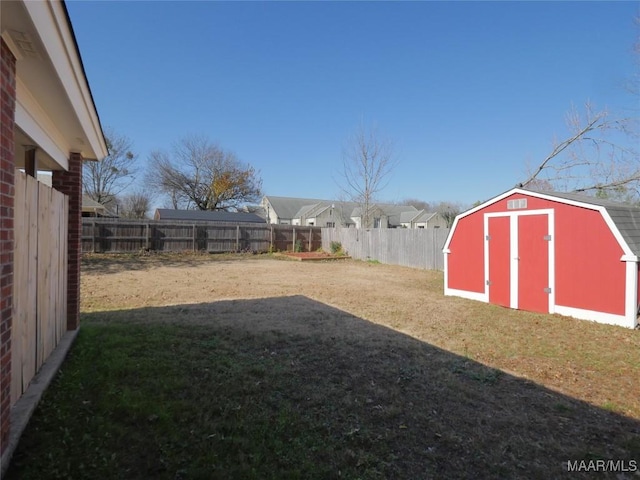 view of yard with a shed