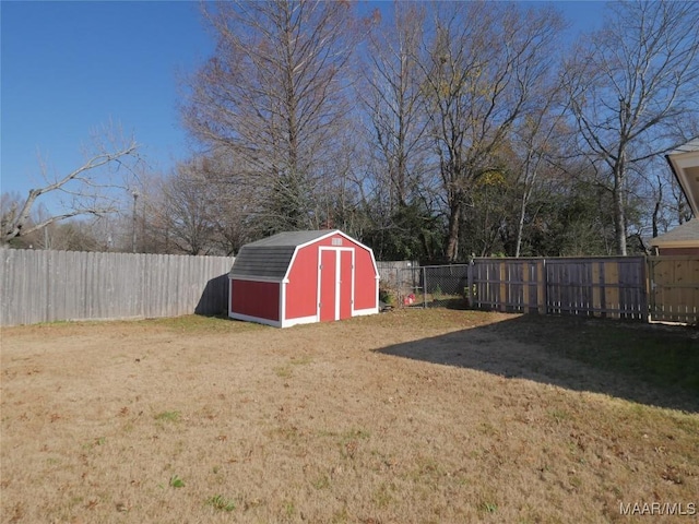 view of yard featuring a storage shed