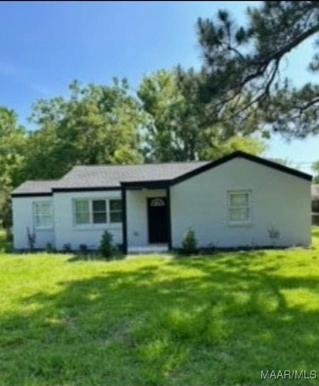 ranch-style house with a front yard