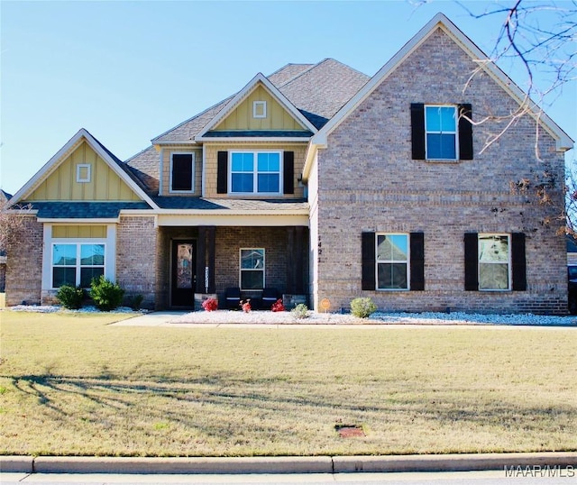 craftsman inspired home featuring a front lawn