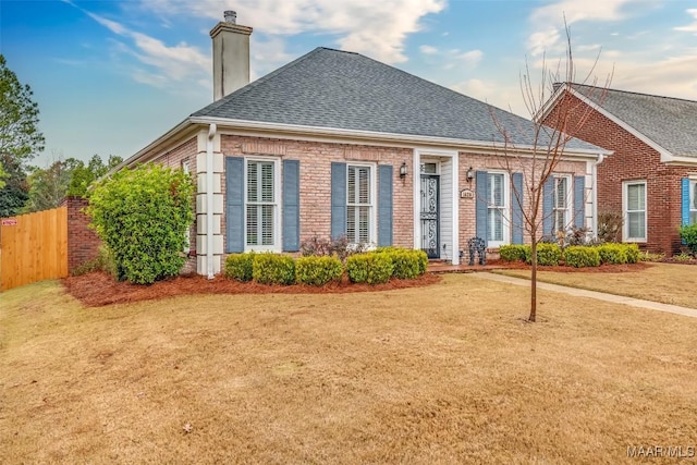 view of front of home featuring a front lawn