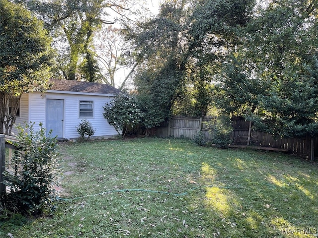 view of yard featuring an outdoor structure