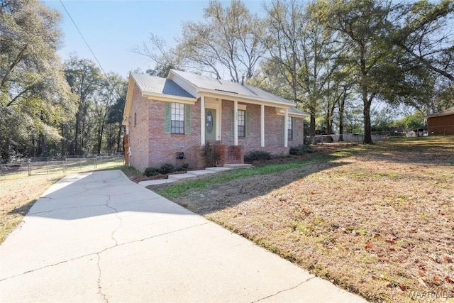 view of front of house featuring a front lawn