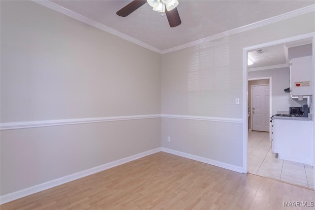 unfurnished room featuring light wood-type flooring, ceiling fan, and ornamental molding