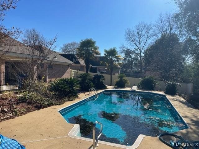 view of swimming pool