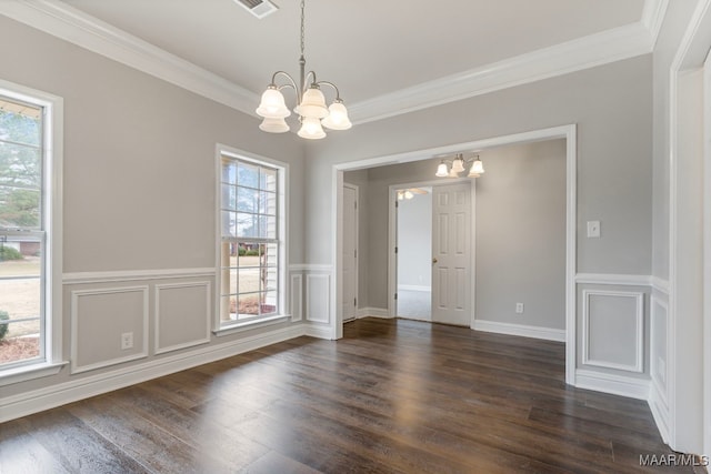 unfurnished room with crown molding, dark wood-type flooring, and a notable chandelier