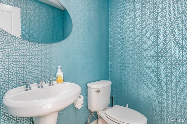 bathroom featuring sink and toilet