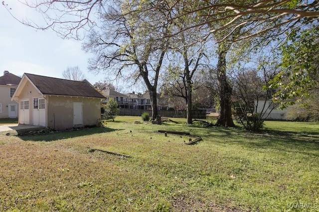 view of yard with an outdoor structure